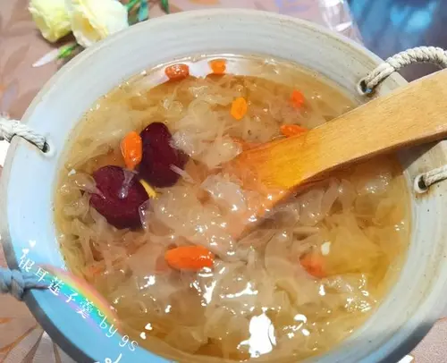 银耳莲子羹